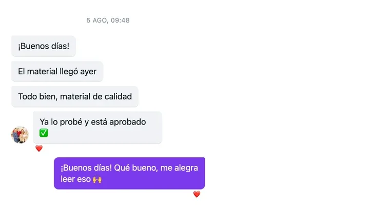 Conversación de WhatsApp de una clienta aprobando el material