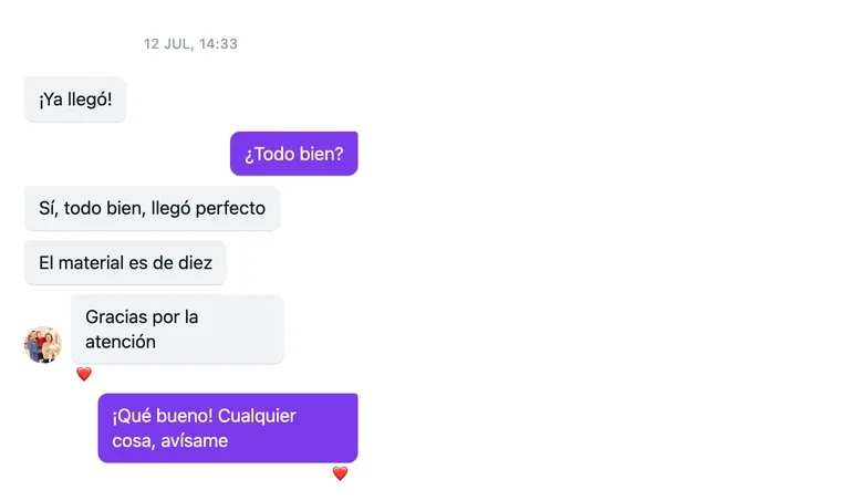 Conversación de WhatsApp de una clienta elogiando el material